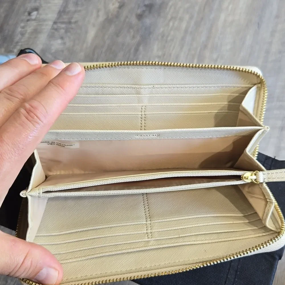 🐢 Coach Avery Embossed roc accordion zip wallet